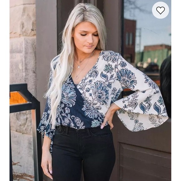 Willow & Root Juniors Medium Two Tone Long Belle Sleeve Floral Top Blue White - Picture 1 of 9